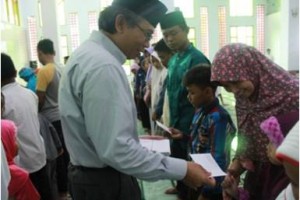 Universitas Kuningan, Dr. Iskandar, M.M saat memberikan santunan kepada anak yatim piatu.